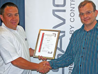 Alvin Seitz (left) presents Cobus Pool with the SAIMC presenters’ certificate.
